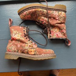 Like New Doc Marten Boots