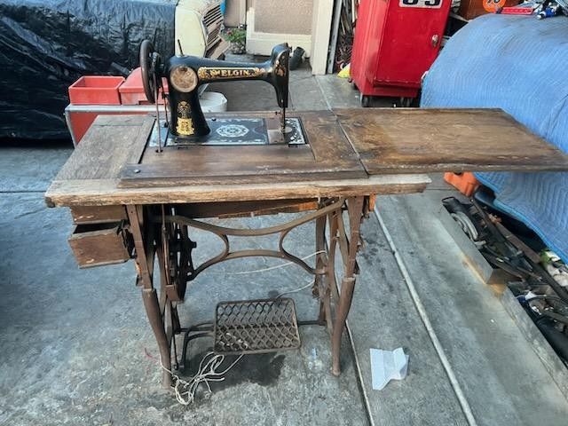 Vintage Elgin Sewing Mavhine