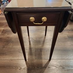 Vtg high quality table - Harden
drop leaf
solid wood
sturdy
15x21x26.5H" (folding size)
leaf size: 9x21" (one leaf)
32x21x26.5H" (extended size)
$150