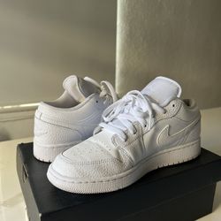 Air Jordan 1 Low 6.5 Grade School