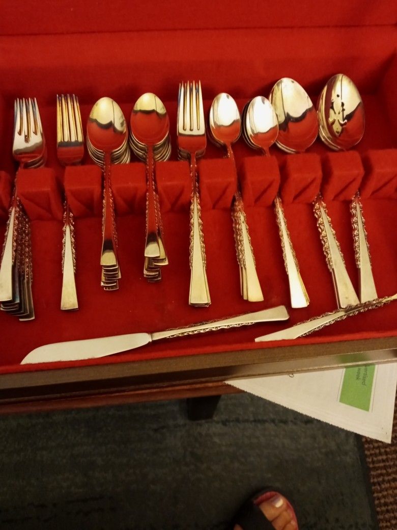 International Deep Silver Silverplate Service For 8.