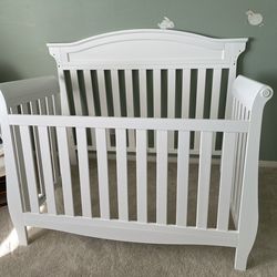 White crib Delta Children 4 in 1 convertible