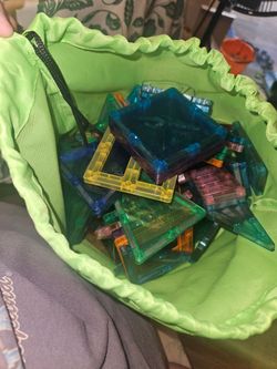 Magnetic building tiles