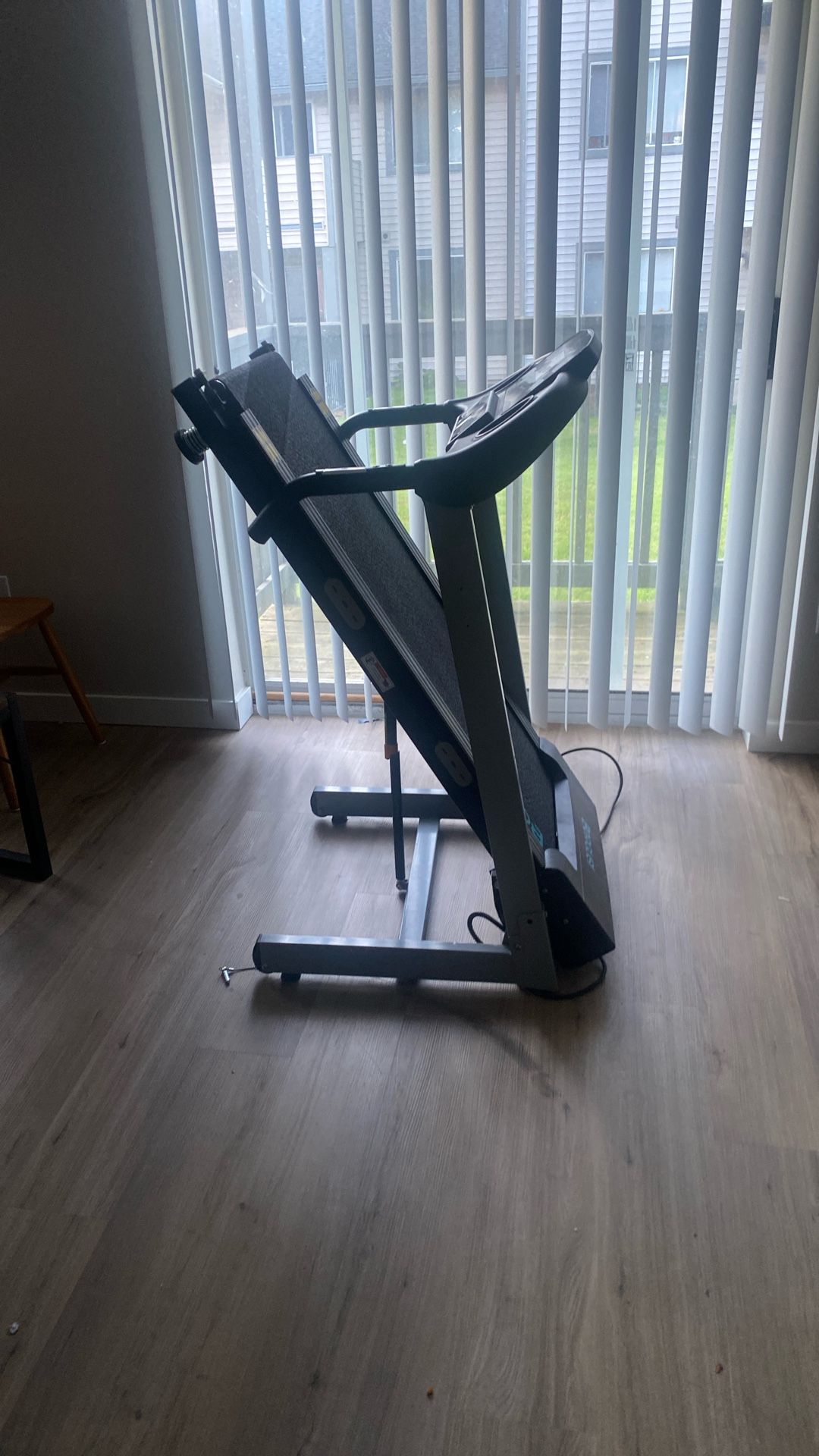 Good Condition (No Cardboard Box) Borgusi Folding Electric Treadmill *NEED A MAGNET*