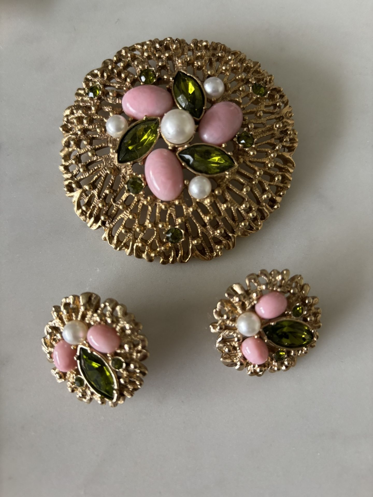 Vintage Sarah Coventry "Fashion Splendor" brooch & clip-on earring set gold-tone pink & green rhinestones