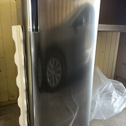 20.63 in. W. 6 cu. ft LG Single Door Top Freezer Refrigerator with Inverter Compressor Platinum Silver