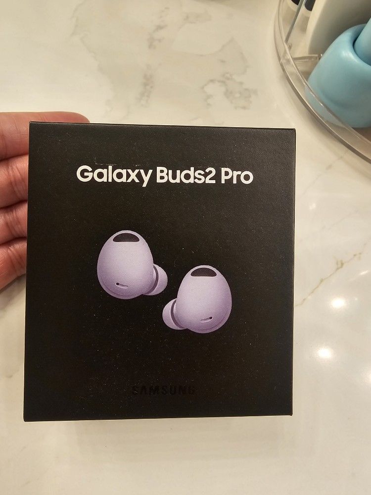 NEW NEW SAMSUNG EAR BUDS