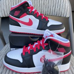 jordan 1 mid very berry gs size 5/5.5/5/6.5y