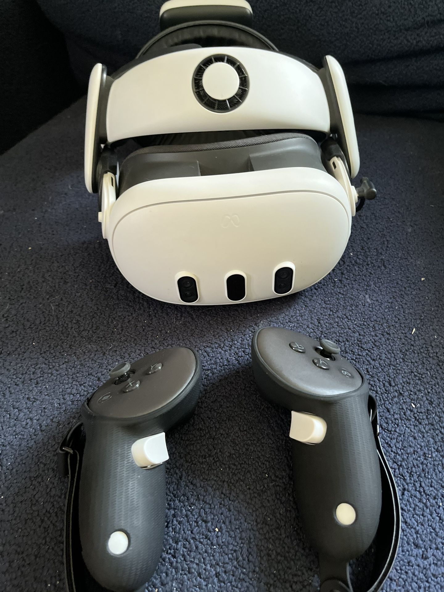 Oculus Quest Three  Come With Battery Pack 