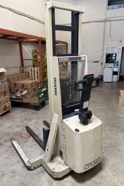 Crown MT20 Series Walkie Straddle Stacker