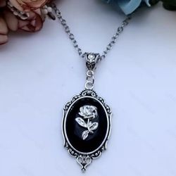 ROSE NECKLACE WITH CHAIN