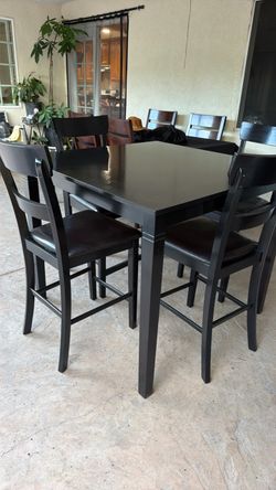 Dining table and 4 Chairs