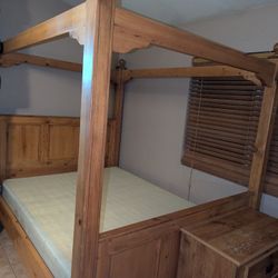 Queen Canopy Bed w/ Box Spring