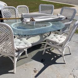 Whte Wicke Patio Set