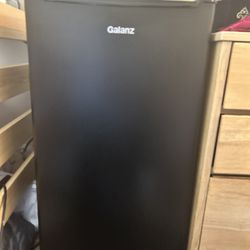 Galanz mini refrigerator 