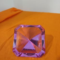 Oleg Cassini Crystal Lavender Paperweight Signed
Emerald Cut
Measures : 3" x 3"