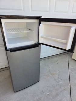 Magic Chef mini Fridge 44"H x 18"W