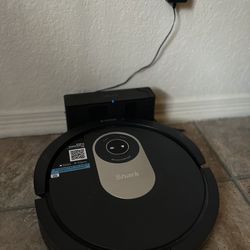 Shark AI Wi-Fi Connected Robot Vacuum with LIDAR Navigation -RV2011