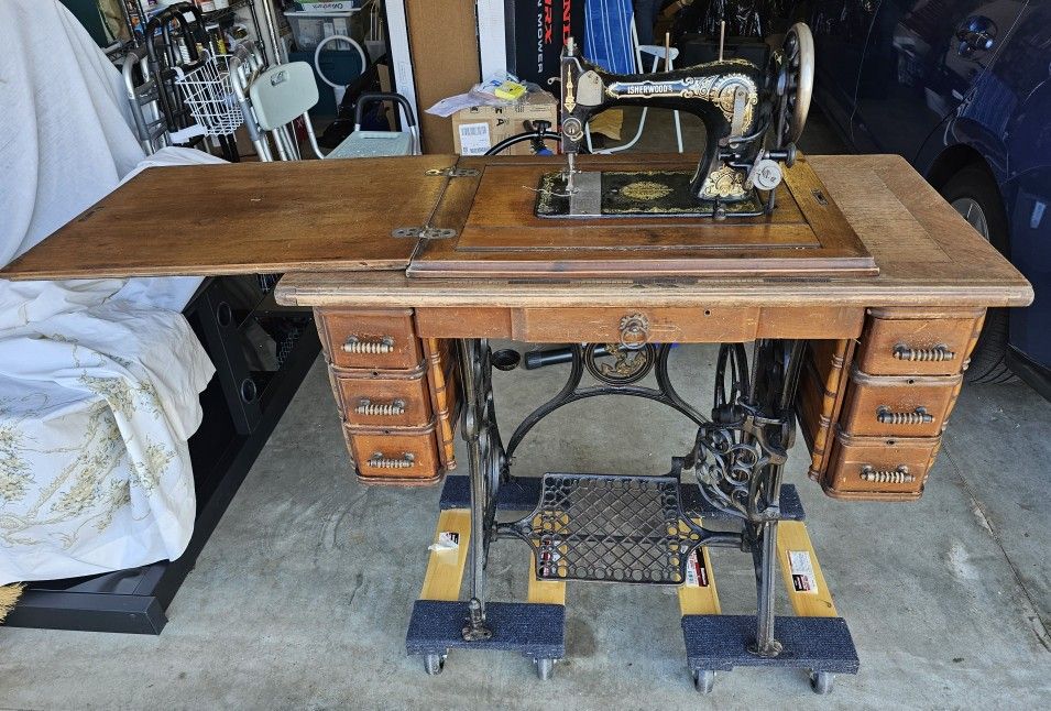 ANTIQUE ANKER MODEL O TREADLE SEWING MACHINE