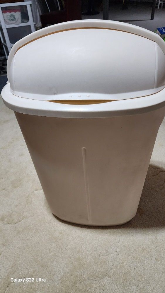 Kitchen Trash Can 13gal.