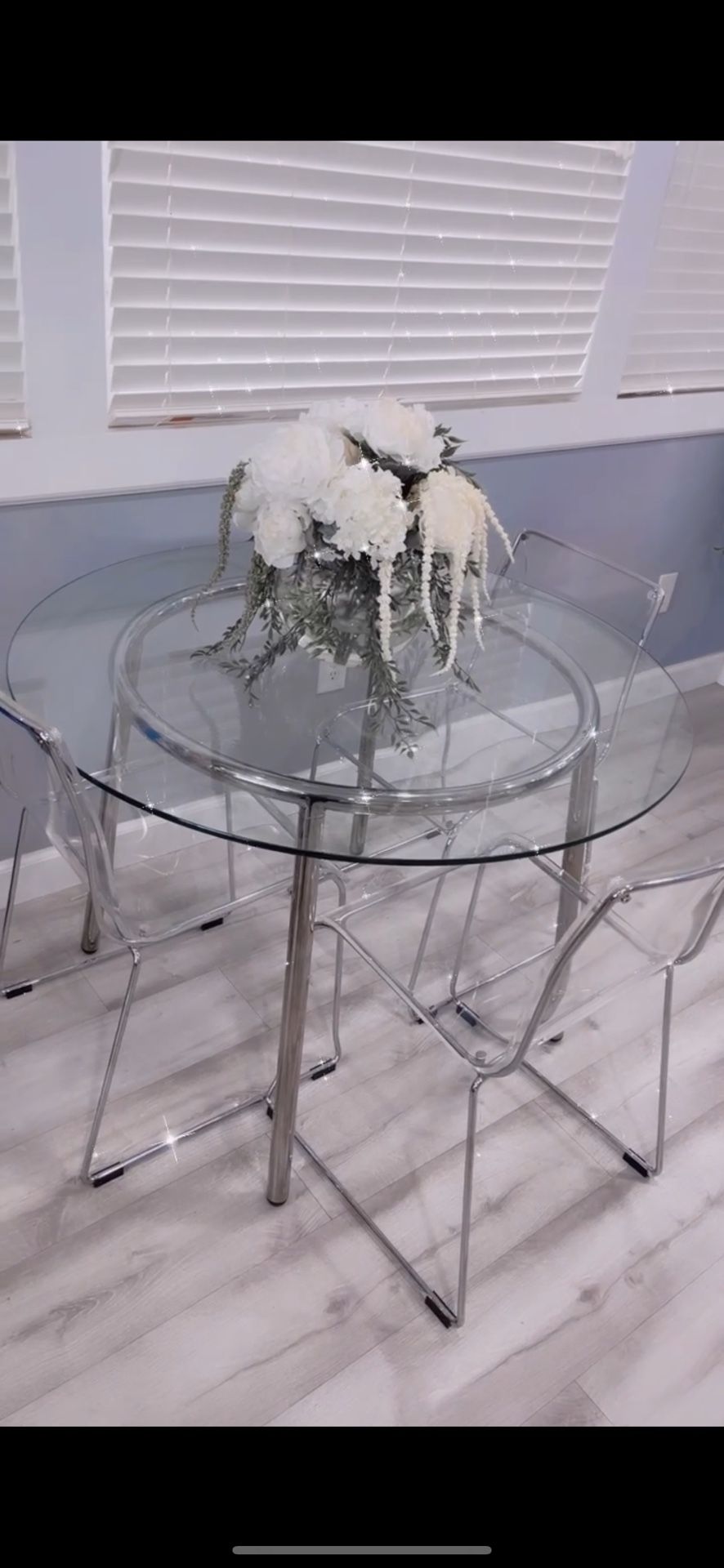 Round Glass Dining Table With 4 Acrylic Chairs