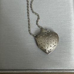 Silver hollow heart locket pendent 