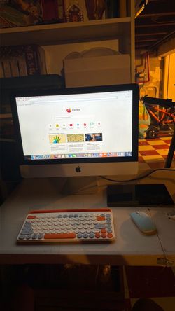 Apple iMac Desktop Computer – Good Working Condition – Keyboard & Mouse Included