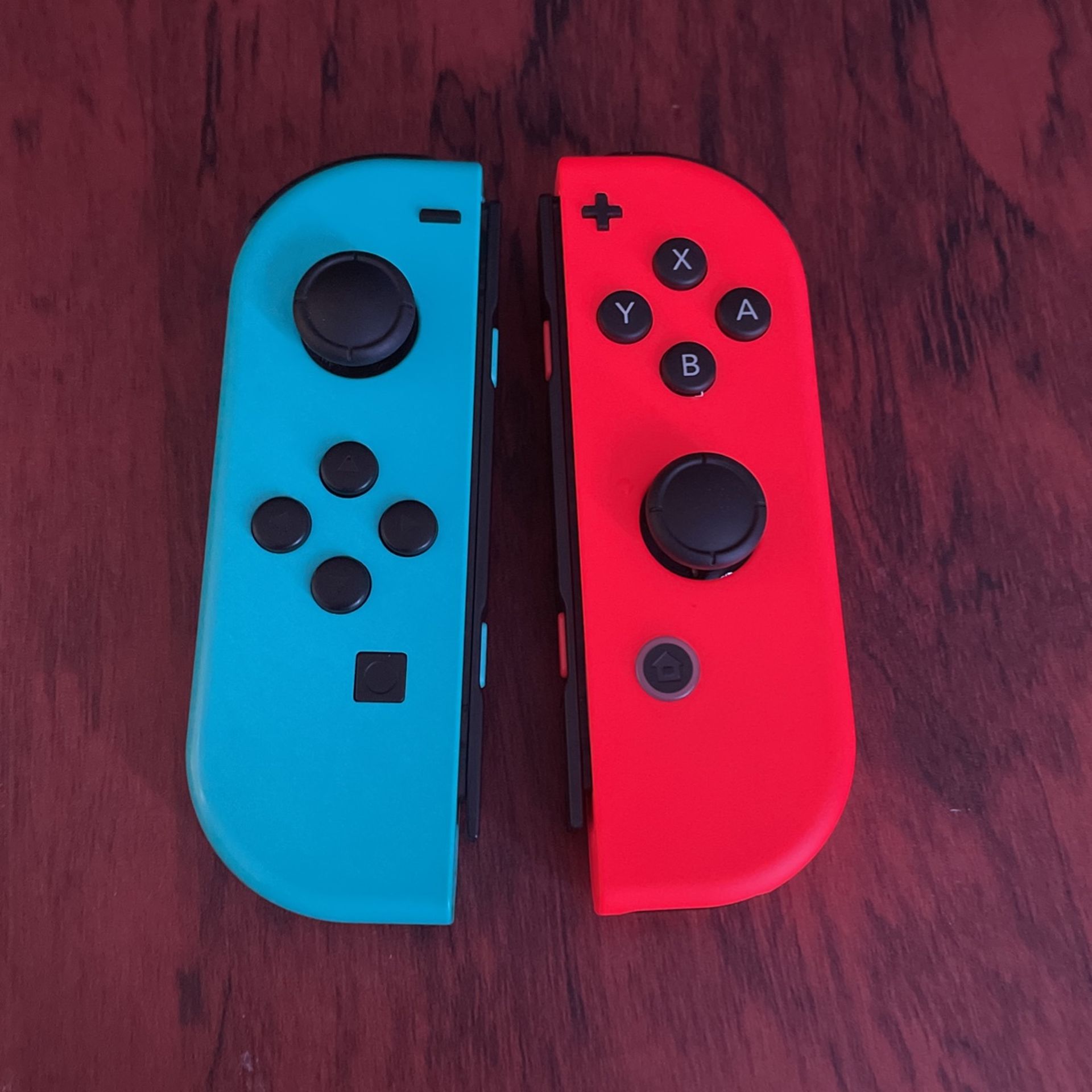 2 Joy Cons (L-BLUE,R-RED)