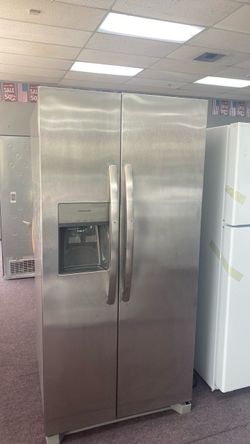 Frigidaire 22.3-cu ft Standard-Depth 33-in  wide side-by-side Refrigerator with Ice Maker, water and Ice Dispenser (Stainless Steel )Energy Star Certi