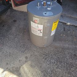 30 Gallon Rheem Water Heater 