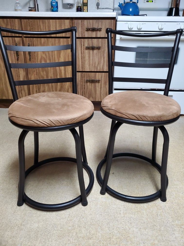 Chairs/Bar Stools