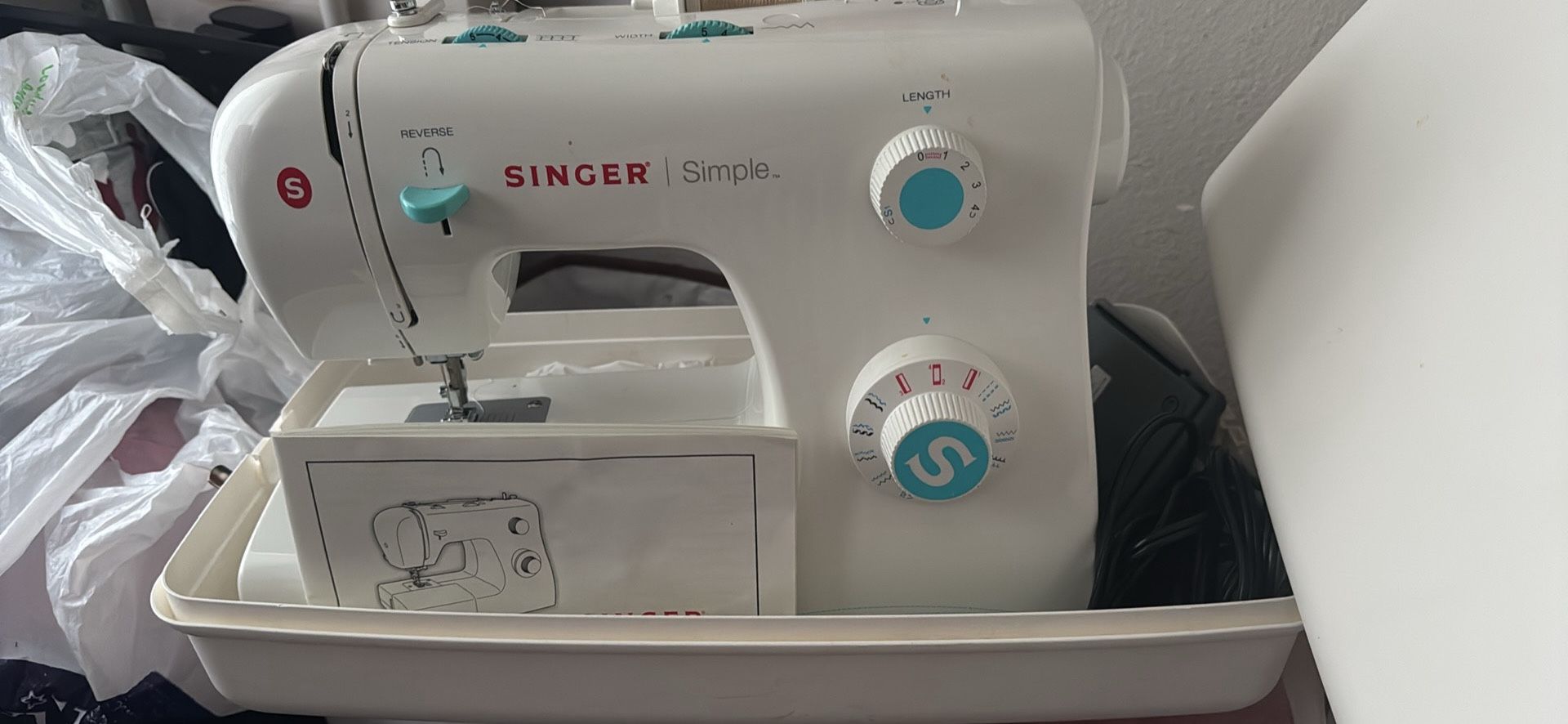 SINGER Simple 2263 Sewing Machine W/ Pedal, Extras! Works! 23 Stitch Functions