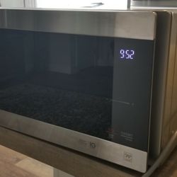 LG 0.9 cu. ft. NeoChef Countertop Microwave with Smart Inverter and EasyClean