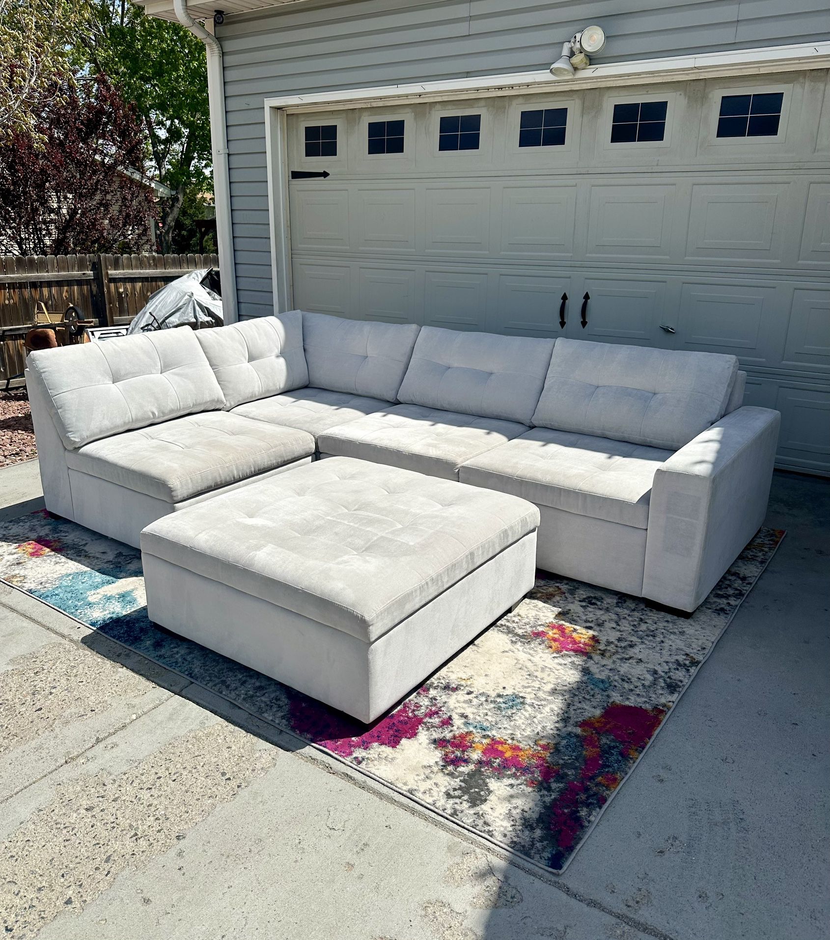 🚚 FREE DELIVERY ! Gorgeous White Sectional Sofa w/ Storage Ottoman