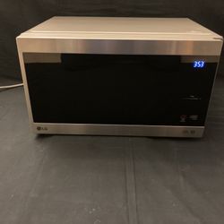 LG NeoChef 1.5Cu. Ft. Countertop Inverter Microwave 