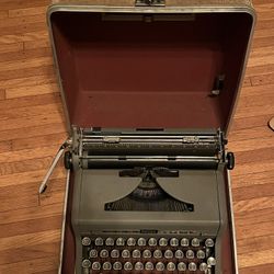 Antique Vintage Royal Typewriter - Works