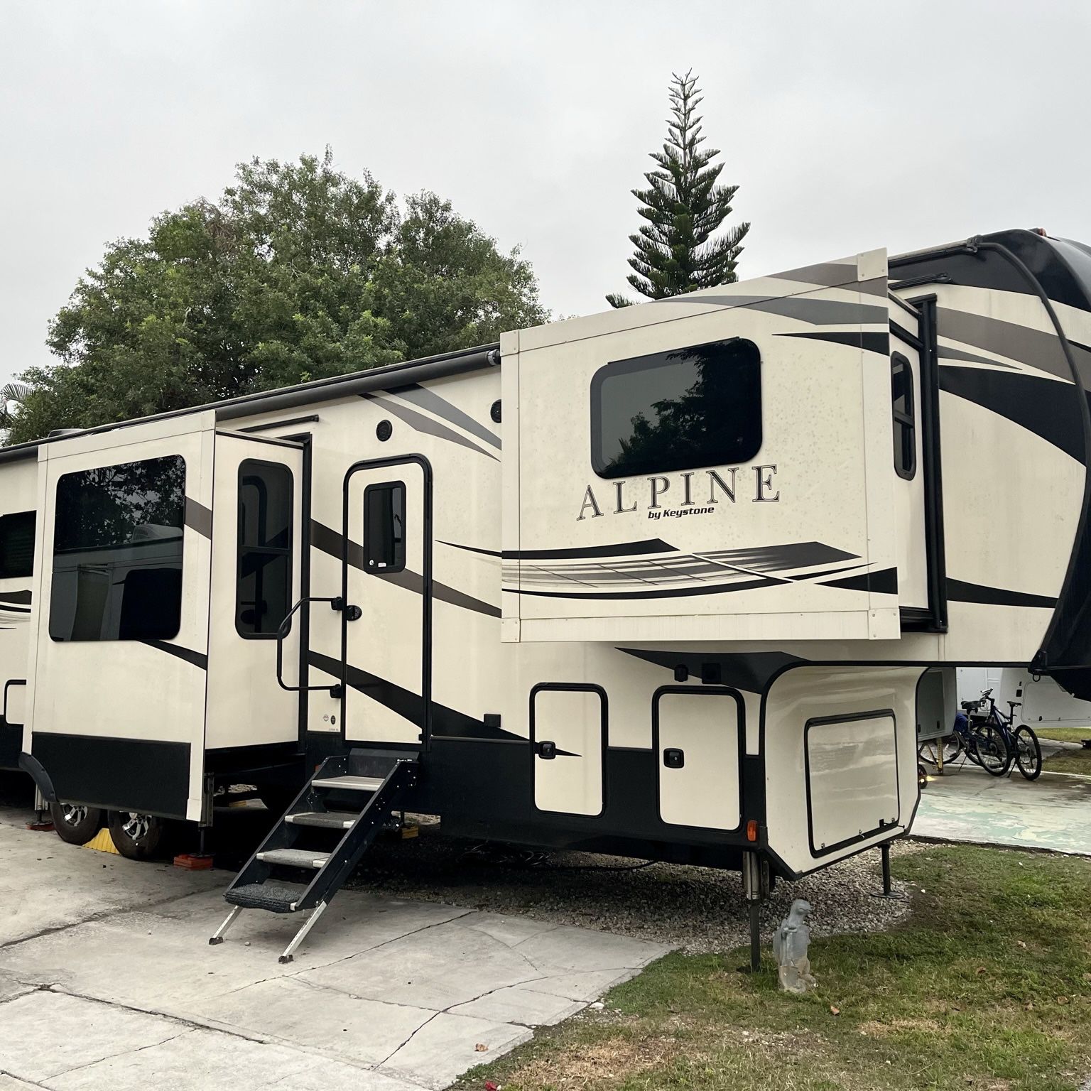 2019 Keystone Alpine 3700FL