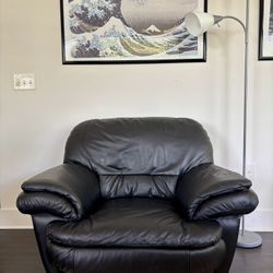Italian Leather Armchair – Chateau d’Ax – Great Condition! (Delivery Available)