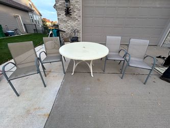 White round porch patio table 27.5”Tall 47”Diameter with four matching stacking sling style chairs