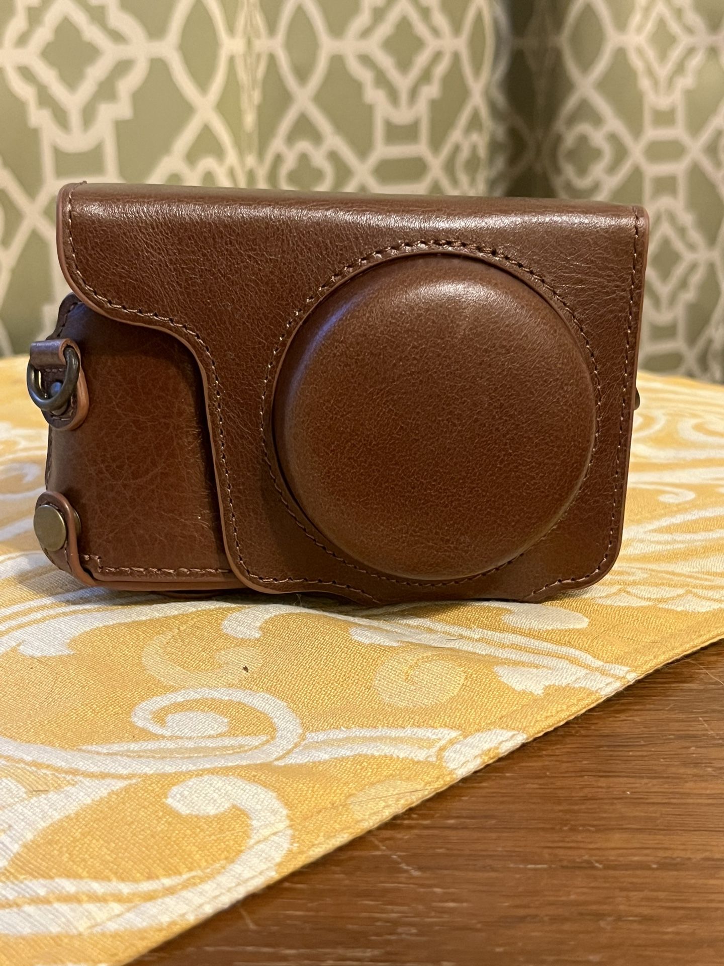 MegaGear Panasonic Lumix DC-ZS200, DC-TZ200, DMC-ZS100, DMC-TZ100 Ever Ready Top Grain Leather Camera Case