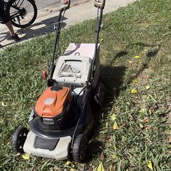 Battery operator, lawnmower, self prevail was perfect. Very good condition. Battery operator, lawnmower, self prevail was perfect. Very good condition