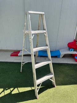 Aluminum A-Frame Step Ladder