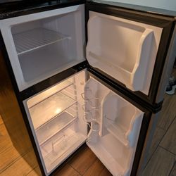 Insignia 4.5 Cu. Ft. Mini Fridge with Top Freezer and ENERGY STAR Certification - Stainless Stee ENERGY STAR Certification - Stainless Steel Look