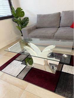 Mesa de Centro de Cristal y Madre y Alfombra.