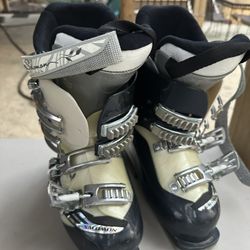 Salomon Ski Boots Women’s sz 7 $40