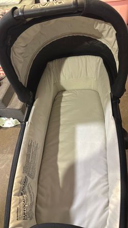 Nuna  Mixx series bassinet with Stand