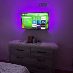 TV WALL MOUNT ON THE WALL