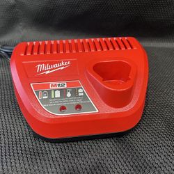 Milwaukee M12 12-Volt Lithium-lon Battery Charger