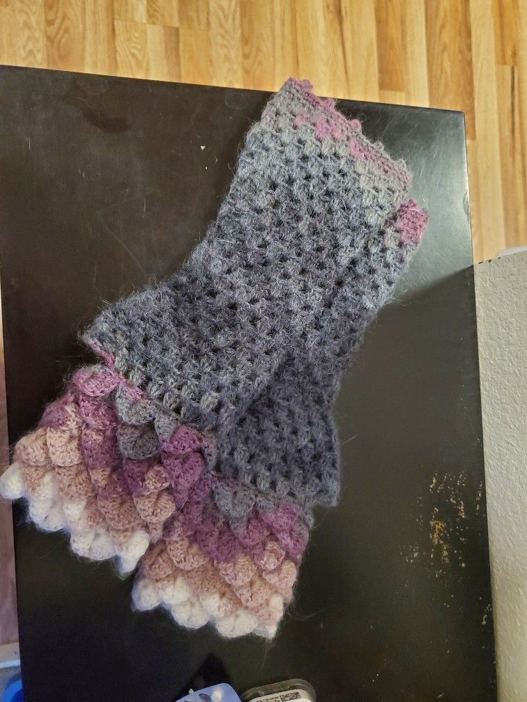 Drangscale Crochet Gloves