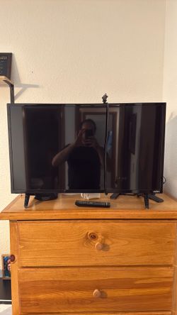 32 inch Vizio smart TV with remote